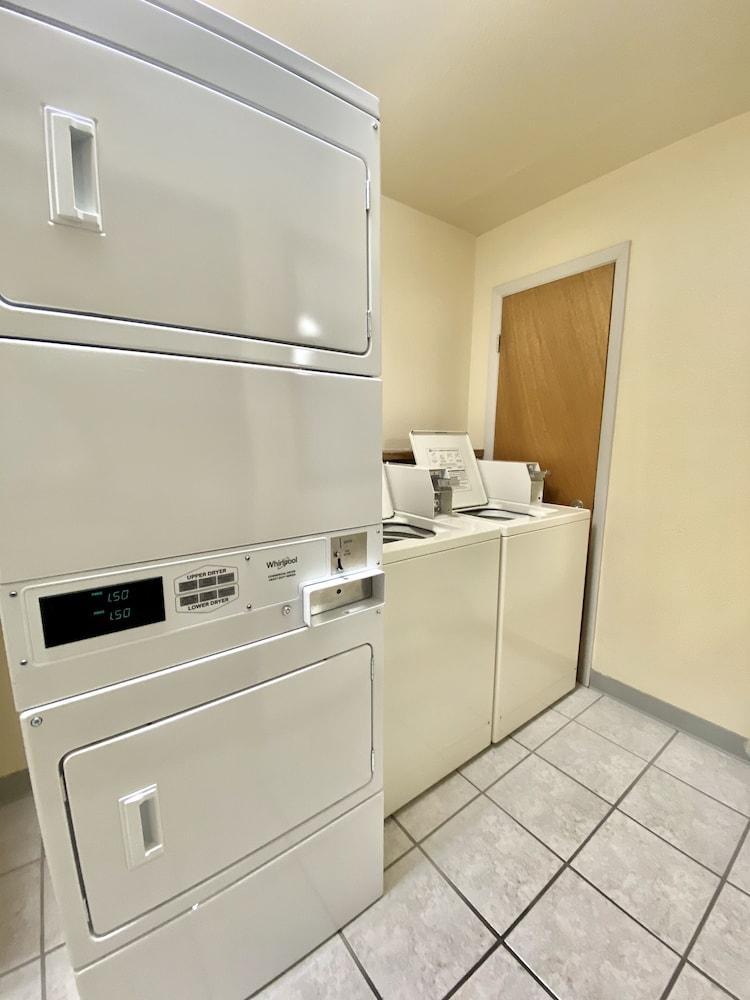 Motel Super 8 By Wyndham Butte Mt Esterno foto