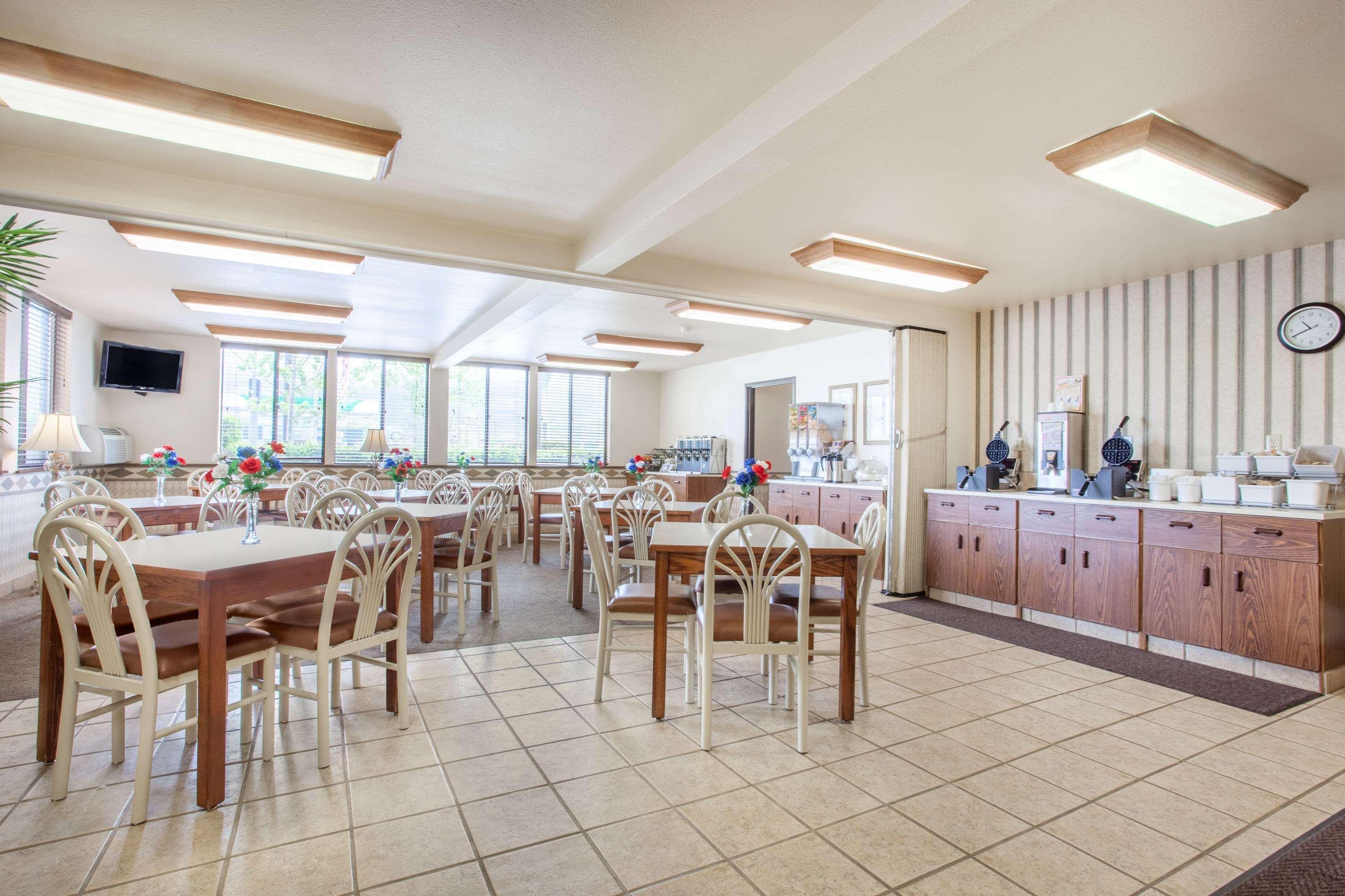 Motel Super 8 By Wyndham Butte Mt Esterno foto