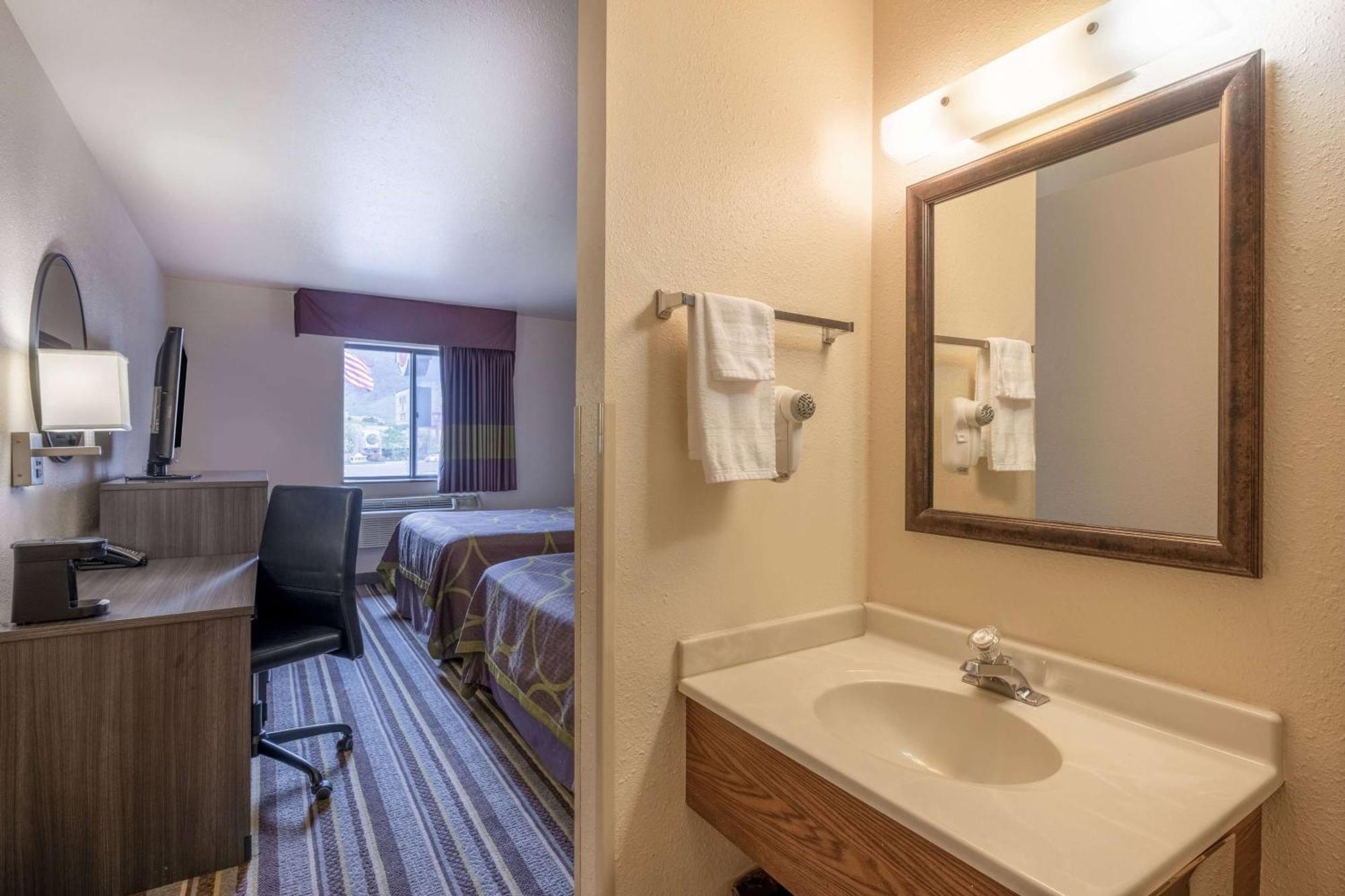 Motel Super 8 By Wyndham Butte Mt Esterno foto